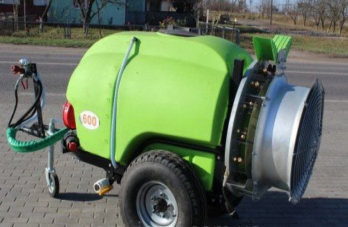Причіпний обприскувач 600л